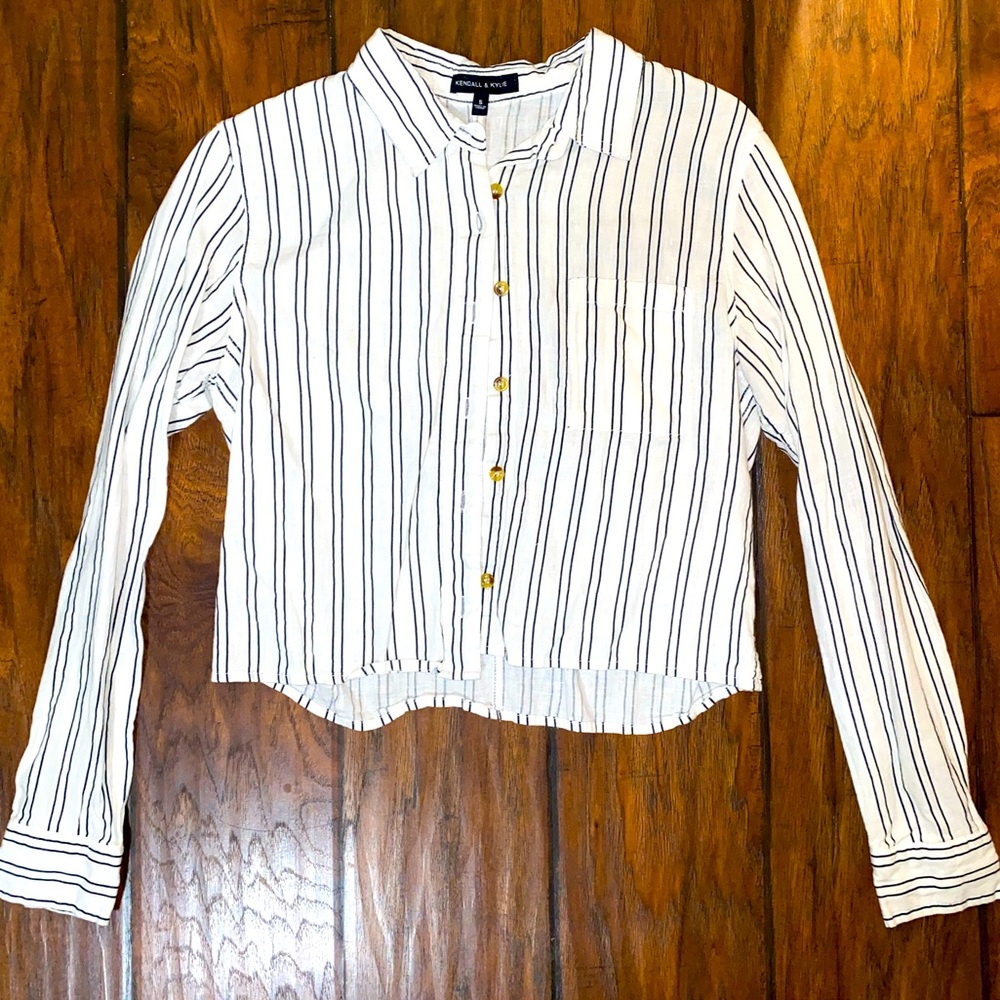 KENDALL & KYLIE CROPPED BUTTON DOWN